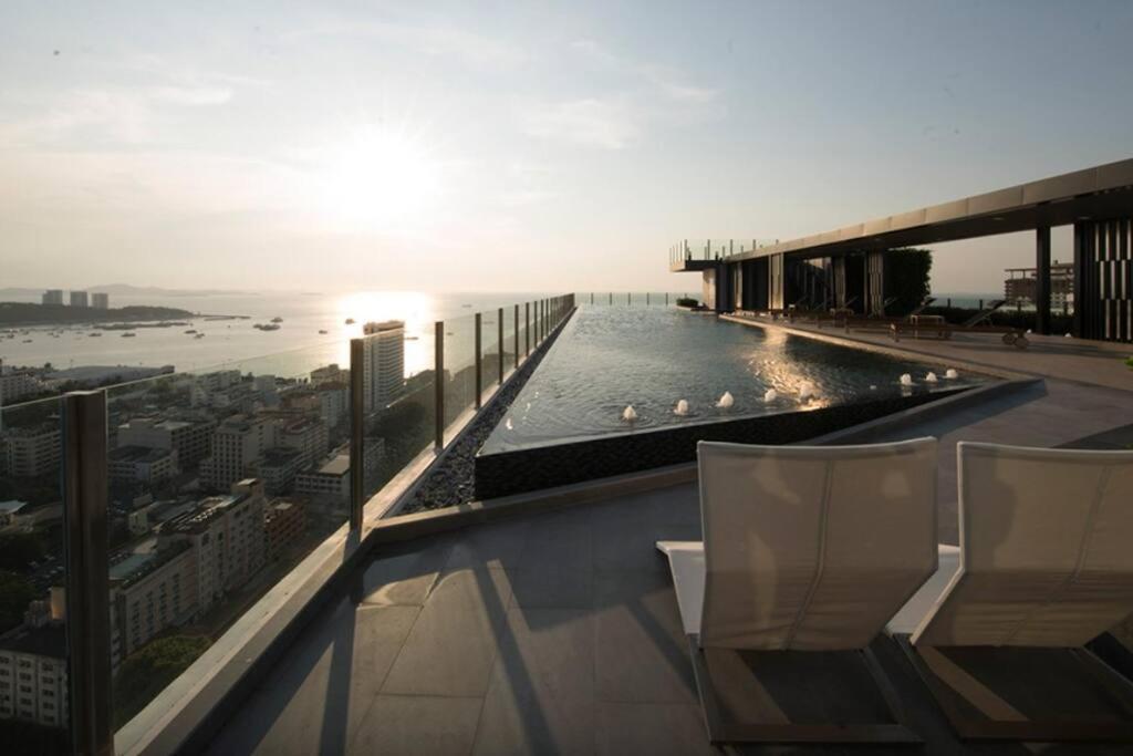The Base Condo Center Of Pattaya Rooftop Swimming Pool Extérieur photo